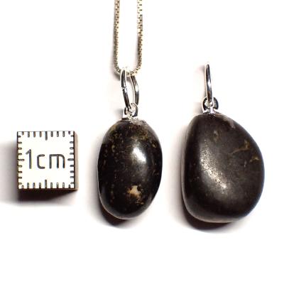 Jade Magnetite Pendentif Pierre Roulée