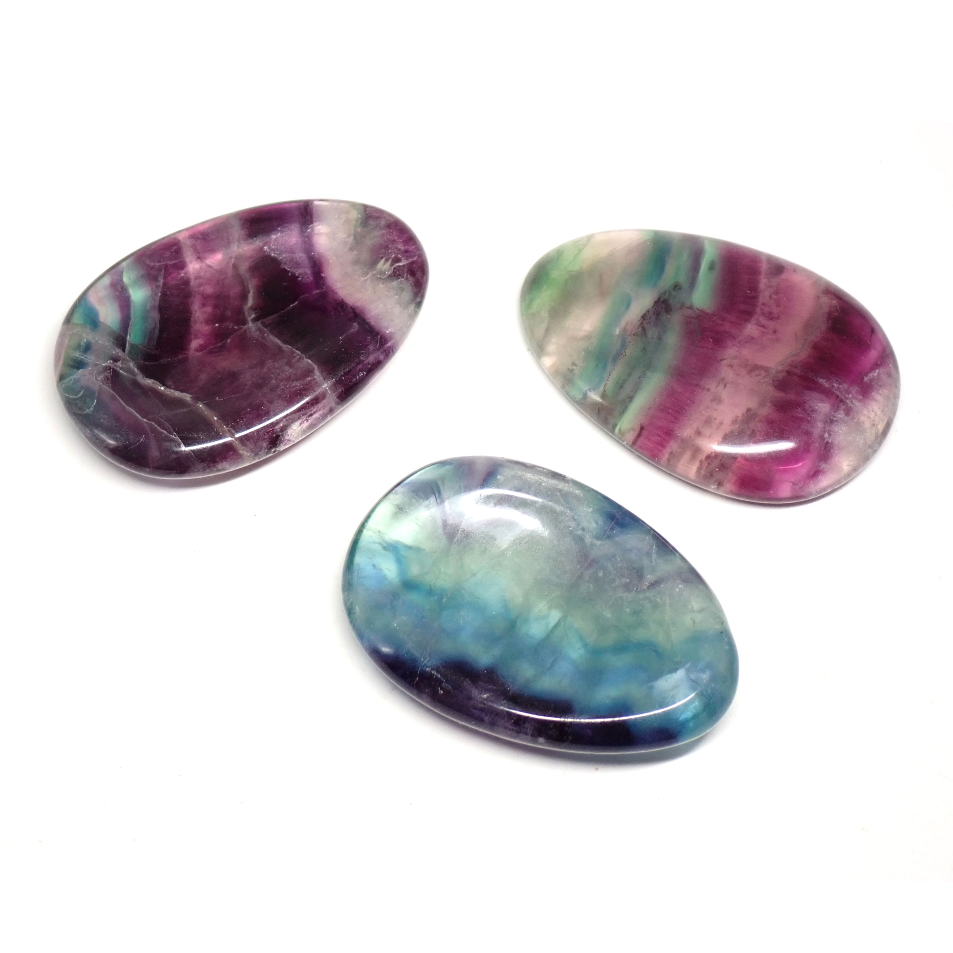 Photo de trois pierres pouce/worry stone en fluorine multicolore