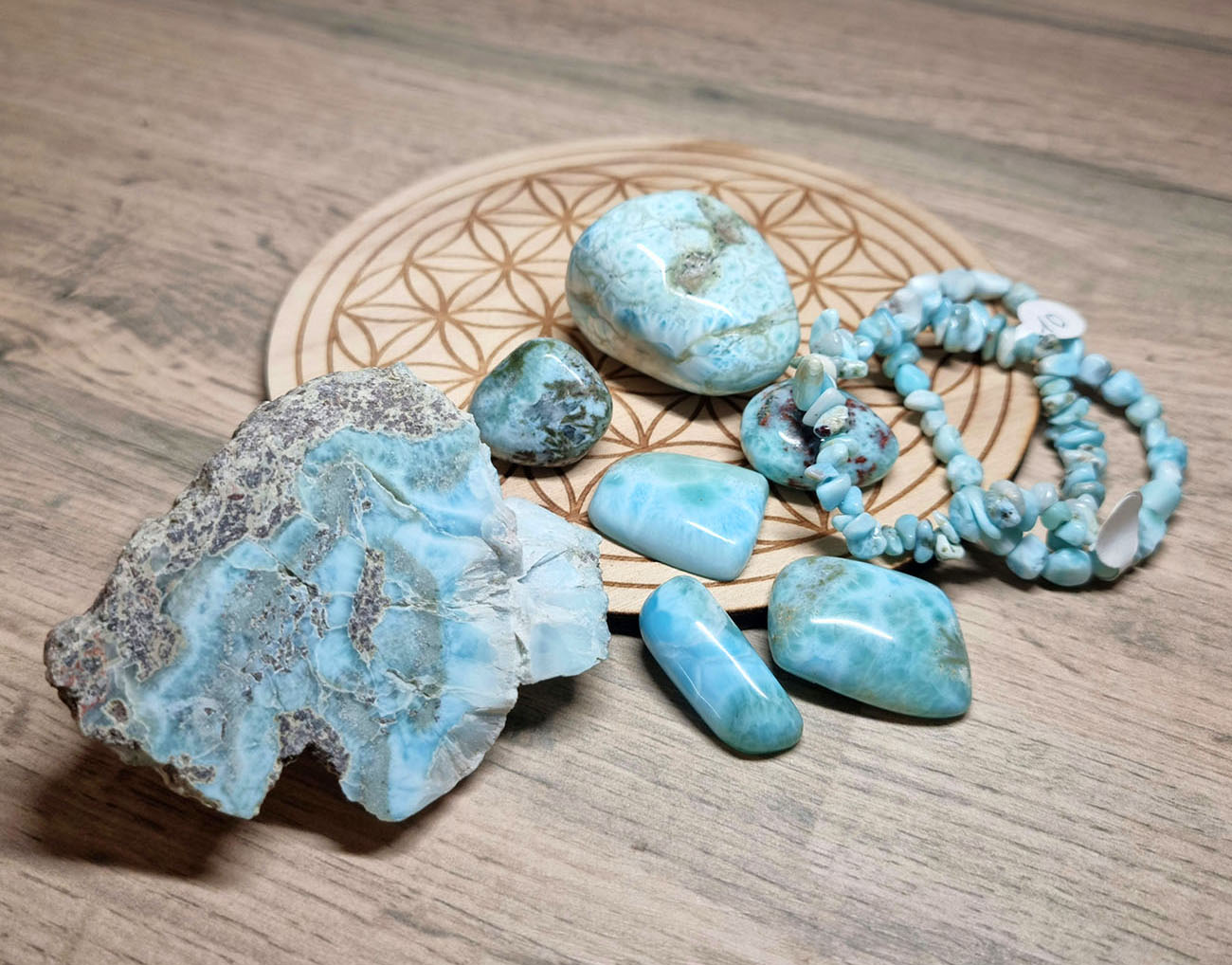 Photo de larimar en plaque, pierre roule, cabochon et bracelet baroque