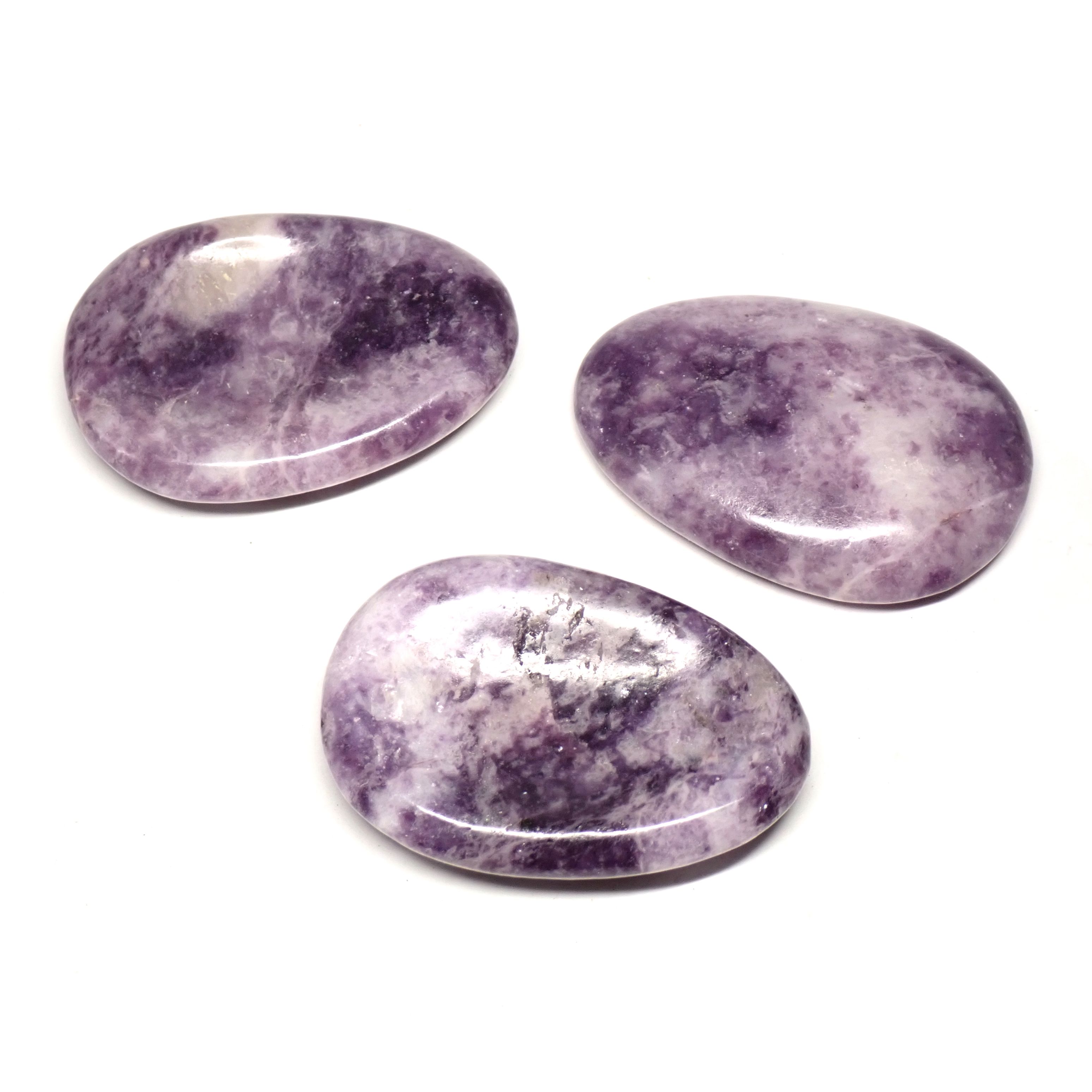Photo de trois pierres pouce/worry stone en Lpidolite