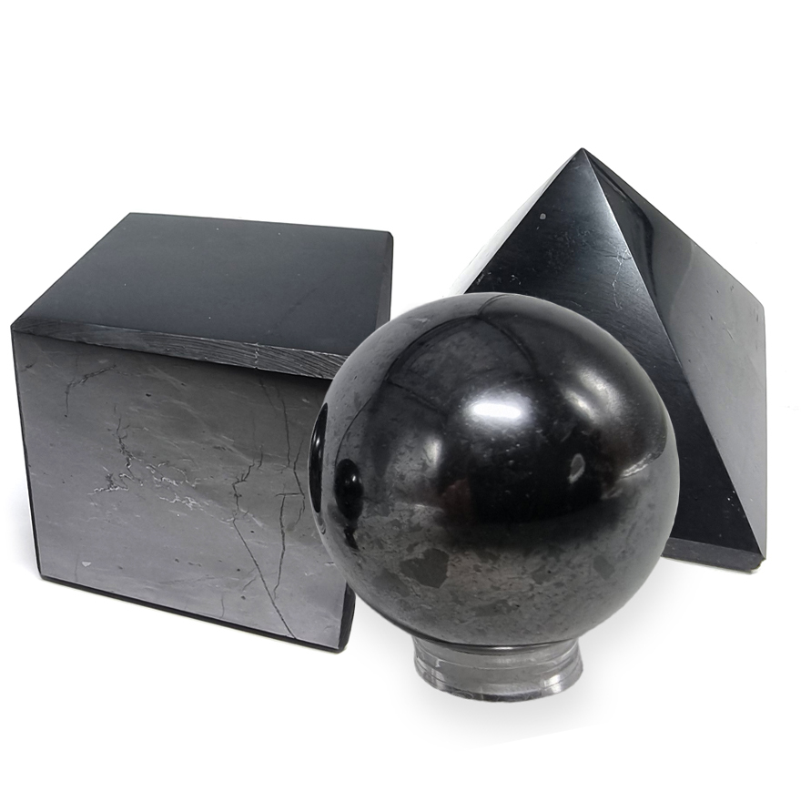 Photo de Shungite en cubre, sphre et pyramide