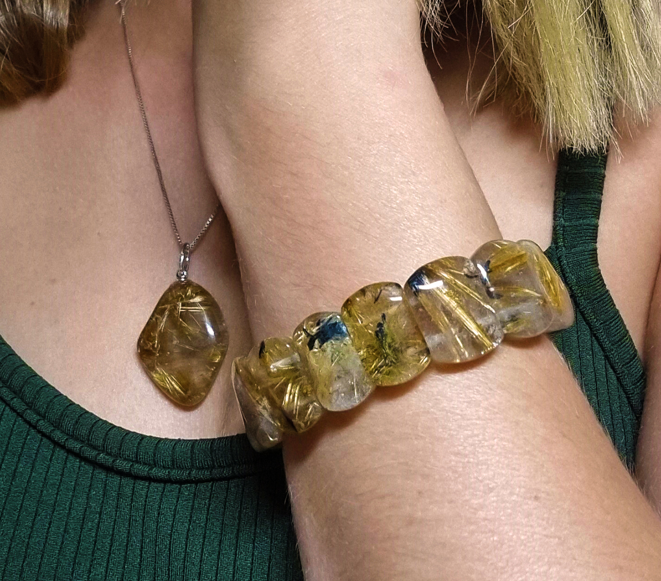 photo de cristal rutile en bracelet tank et en pendentif pierre roul